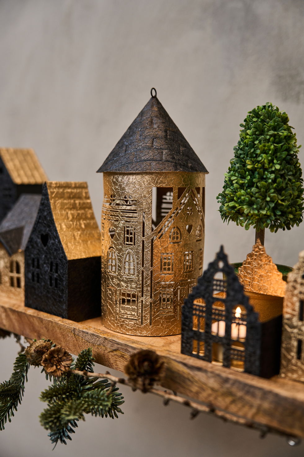 Speedtsberg - Hus til fyrfad - Metal - Gold/black - 7x7x10cm